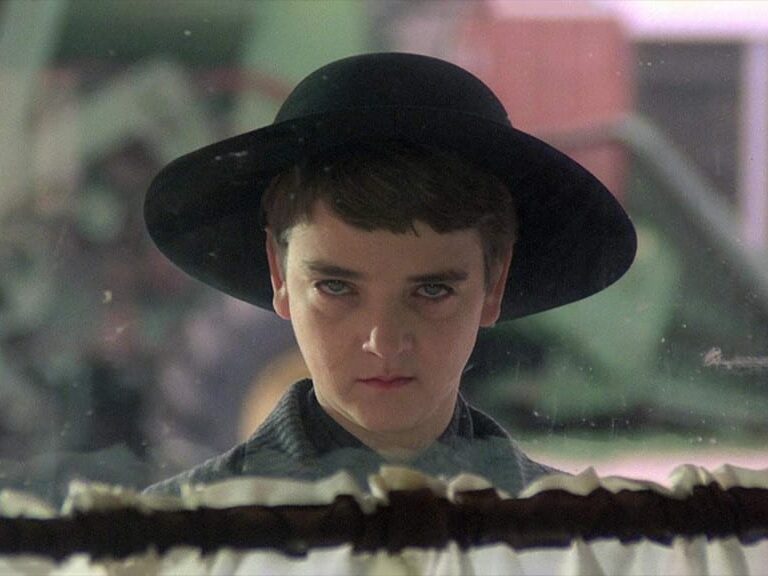 fotograma de la película: Los chicos del maíz (1984)