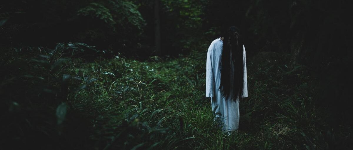 mujer aterradora en el bosque