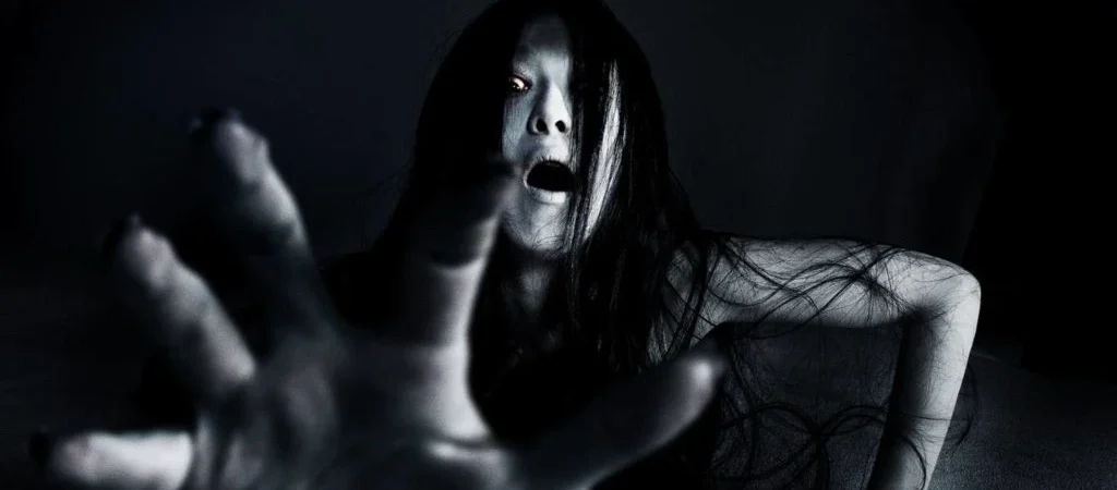 mujer asiática alargando el brazo, película de terror
