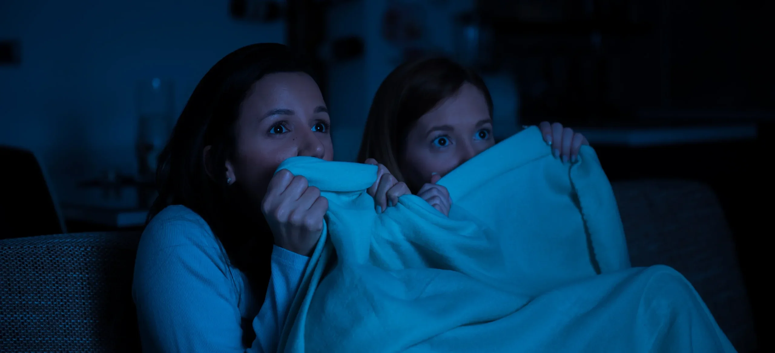 mujeres viendo una película de terror