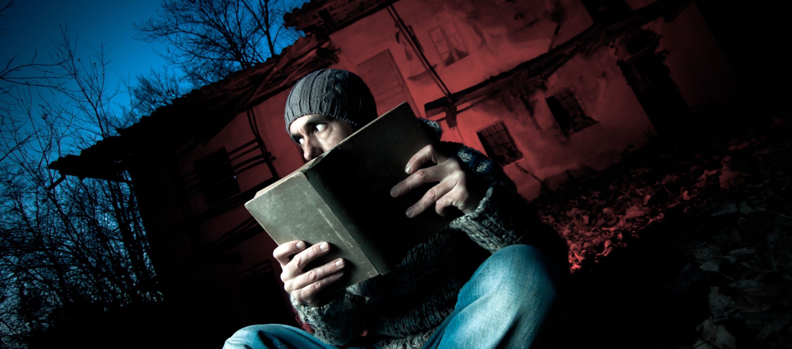 hombre leyendo un libro de terror